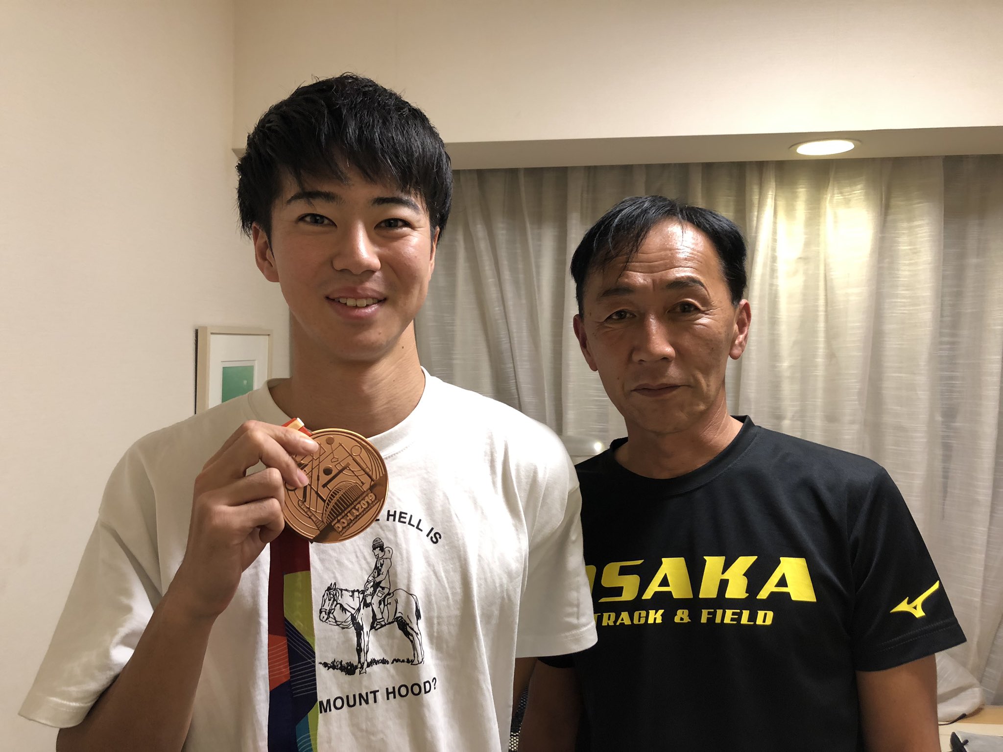 Osaka夢プログラム 世界陸上 報告 多田修平 住友電工 が 銅メダル を持ってゼネラルマネージャー島津へ報告兼 アスレティックトレーナー 小西の治療を受けに来ました 次戦10 19新潟市 デンカチャレンジ に向けてトレーニング再開しました