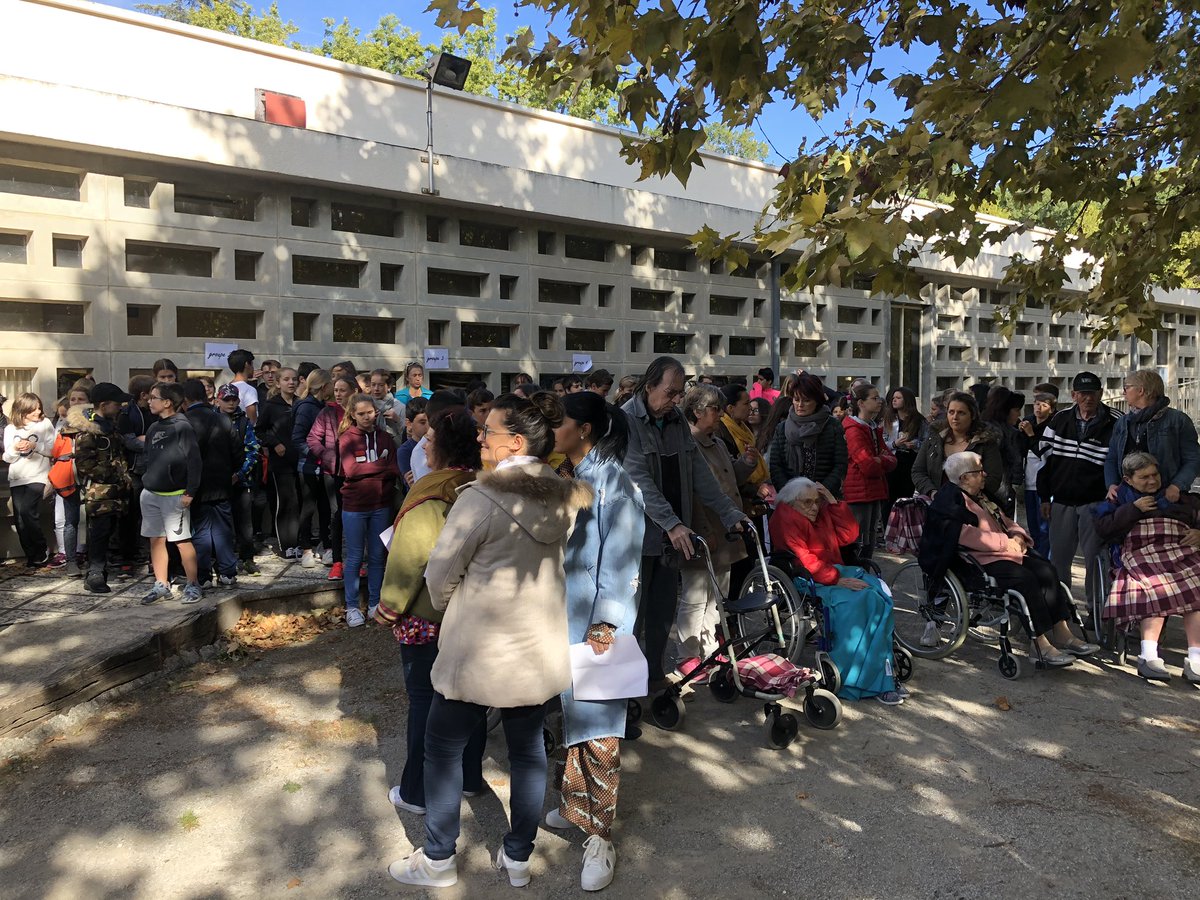 [60 ans du CH Buëch-Durance] Moment fort ce matin avec la plantation de 60 arbres dans le parc du CHBD par les enfants des écoles de Laragne et les patients/résidents #DeveloppementDurable #Intergenerations #psychiatrie #SanteMentale #Handicap #GrandAge