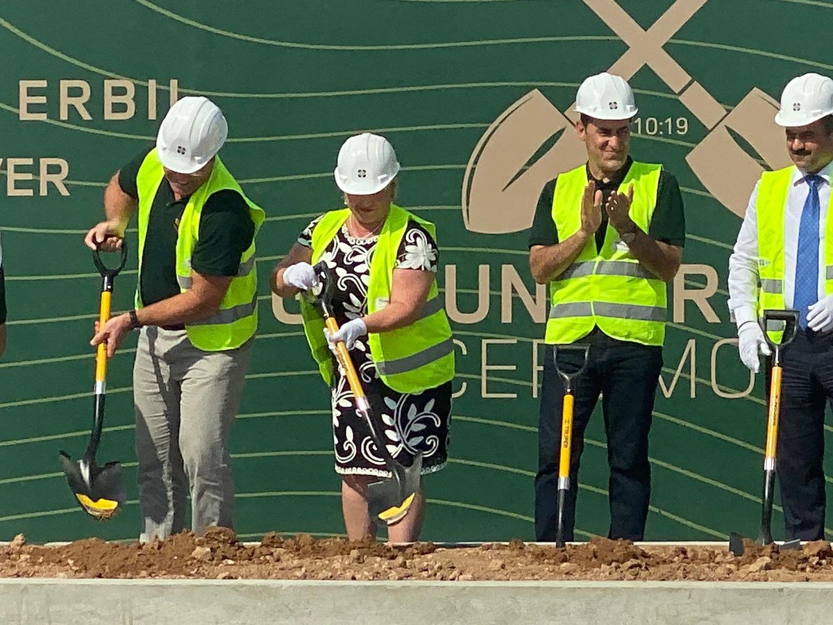 ukinerbil's tweet photo. Deputy Consul General @MelanieSmart17 attended the ground breaking ceremony for the new @Jaguar @LandRover showroom in Erbil. Thank you to Sardar Group for hosting us! #BusinessIsGREAT 🇬🇧
@UKThornton 
#TwitterKurds https://t.co/Ziihs5dcPh