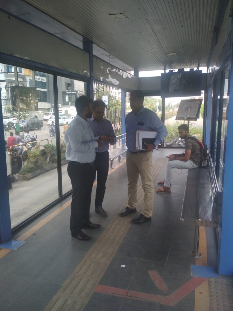 smartcityrajkot's tweet image. બીઆરટીએસબસમાં મુસાફરી કરતા મ્યુનિ. કમિશનરશ્રી ઉદિત અગ્રવાલ: સેવાઓ વધુ લોકભોગ્ય બનાવવા આર.આર.એલ.ને વિવિધ સુચનો પણ કર્યા. #RMC #BRTS #SmartRajkot #RangiluRajkot