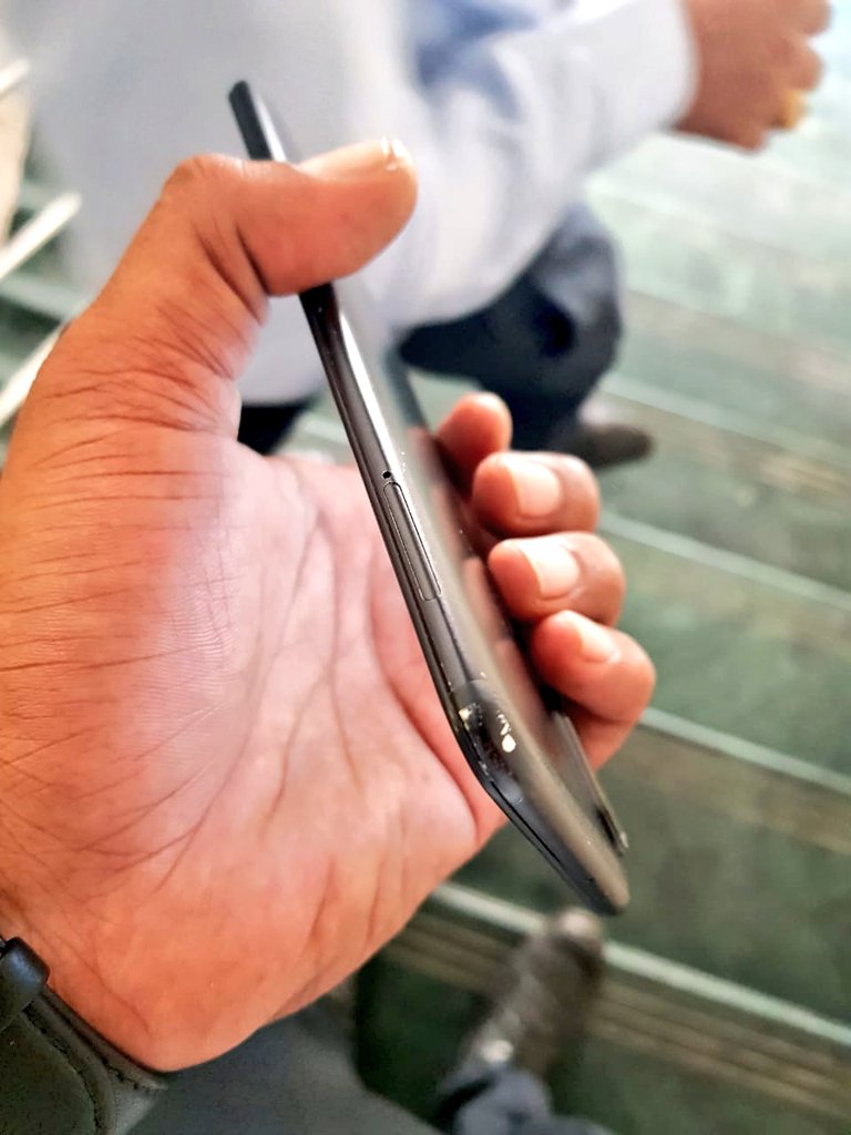 Kuldip0403's tweet photo. @Flipkart @flipkartsupport 
Dear Flipkart Team. Can you please advise if the damage (on the corners) will be considered as dents or scratches? Will I get full refund value for this while exchanging this with other phone?. Please advise. Need help. Thanks. https://t.co/iELY0fATA6