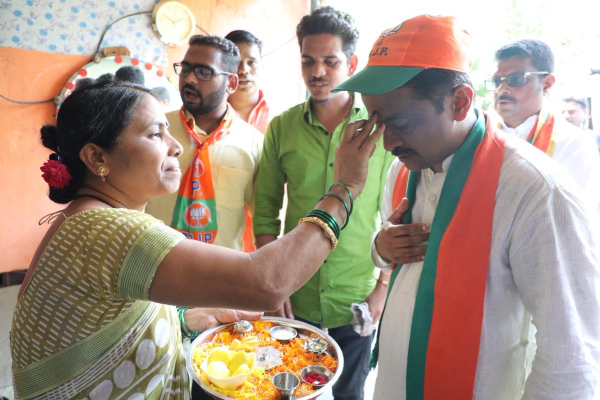 ithakurprashant's tweet photo. पनवेल विधानसभा प्रचाराचा झंझावात

थोरा-मोठ्यांचा आशीर्वाद आणि जनतेचे प्रेम सोबत घेत गावो-गावी चालणारी हि पदयात्रा आज पनवेल येथील विविध गावांत पोहचली. येथे अगदी घराघरात आणि मनामनात आपुलकी आणि प्रेम रुजले आहे.

#Panvel #Election2019 #Voting #PanvelElection #प्रचारयात्रा https://t.co/oulOE6bjCd