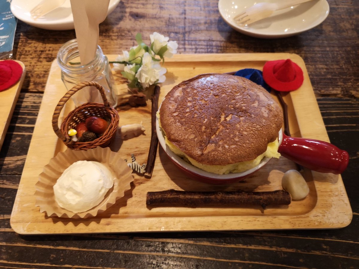 Heureux ぐりとぐらの絵本ではカステラなのかな カフェには絵本が沢山 普通のホットケーキだね ペンネンネネム ぐりとぐら 大阪 カフェ 絵本 パンケーキ