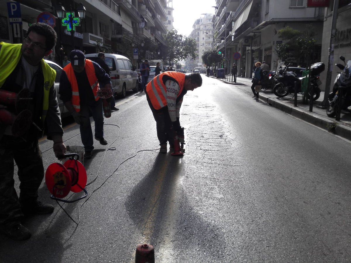 Αφαιρέσαμε 25 πασαλάκια στο σημείο μπροστά από την κλινική στην οδό Μητροπόλεως για την εξυπηρέτηση των έκτακτων περιστατικών της κλινικής. Επίσης, αναμένεται περαιτέρω υποβάθμιση του πεζοδρομίου στην είσοδο της κλινικής για να μπορεί να δεχθεί περισσότερα ασθενοφόρα.