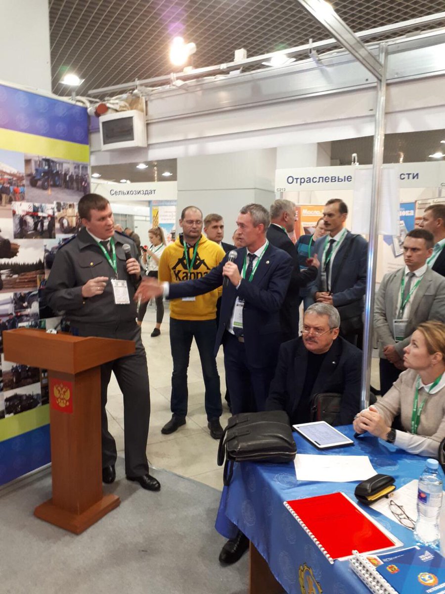 Сергей Акимов, руководитель инспекции #гтн  рассказывает посетителям #золотаяосень2019 о самарском опыте организации работ по оказанию услуг в электронном виде, в т.ч. приеме экзаменов и выдаче удостоверений тракториста – машиниста (тракториста)