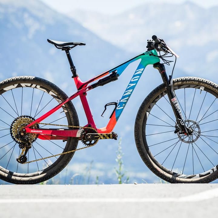 FullSussa's tweet photo. Your thoughts on the new @canyon_bikes 2020 Lux? Head over to our website for the line up. #fullsus https://t.co/UPWsl4X9tq