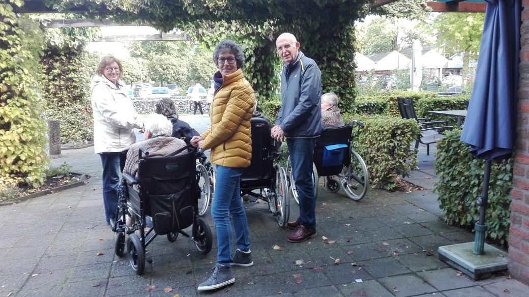 Ouderen <a href="/Viattence/">Viattence</a> genoten van uitstapje #jaarmarkt Vaassen! #balkenbrij proeven, wandelen en oude foto's kijken.