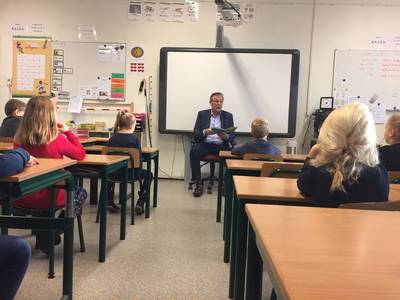 Hulster ‘wethouder René’ leest voor en deelt positieve energie op De Nobelhorst dlvr.it/RFv19S