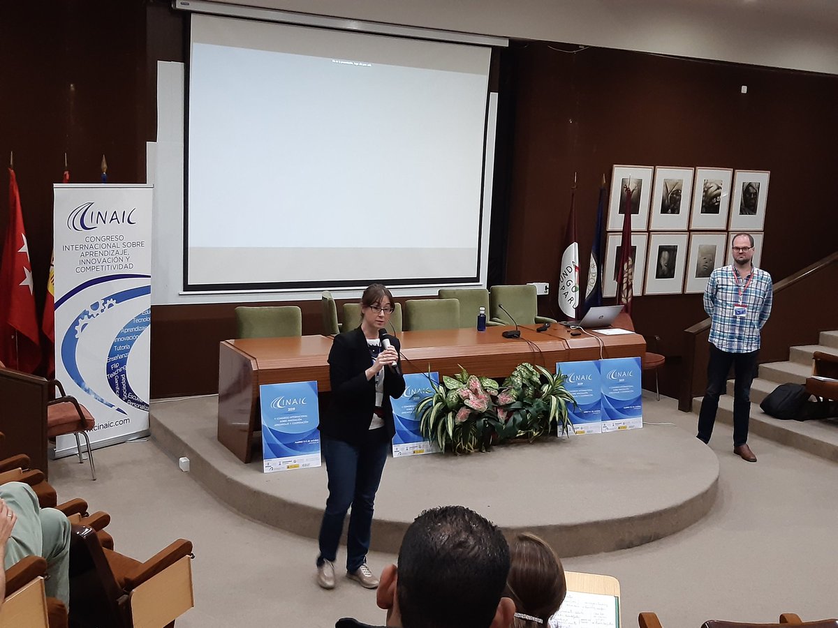 carmennavarro1's tweet photo. Turno ahora de preguntas-respuestas. Gran interés en las #ActividadesDesenchufadas y en el pensamiento computacional. @elibeni2010 explica algunos casos prácticos de su investigación. #MuyFan #CINAIC @minasenergiaupm @La_UPM https://t.co/lQy6JIRkEJ