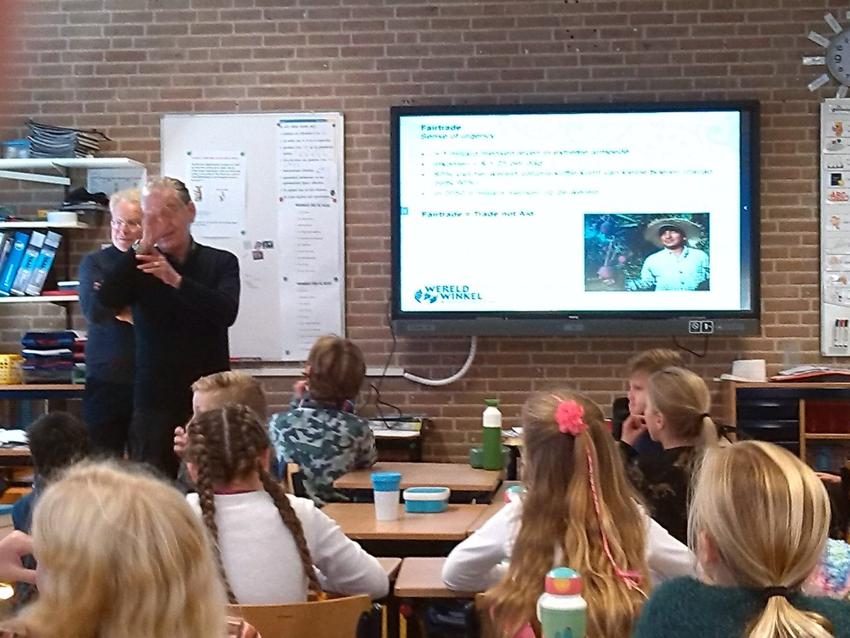 Groep 5 krijgt een lesje duurzaamheid, gegeven door medewerkers van onze wereldwinkel