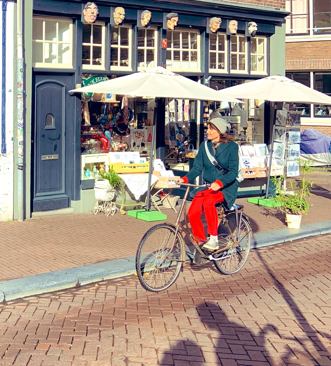 SkylarkArtist's tweet photo. There are over 881,000 bicycles in Amsterdam...
#situpandbeg #bicycles old and newer
with people in real clothes 👀#loveit
🚴♀️🚴♂️ https://t.co/FZAllwKWfY