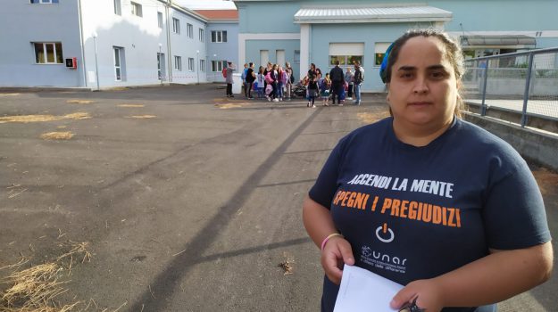 gazzettadelsud's tweet photo. Bimbi #rom discriminati, a #Lamezia la #protesta delle mamme: "Vogliamo pari diritti" https://t.co/drufncIBxS https://t.co/ovuTpkBiy1