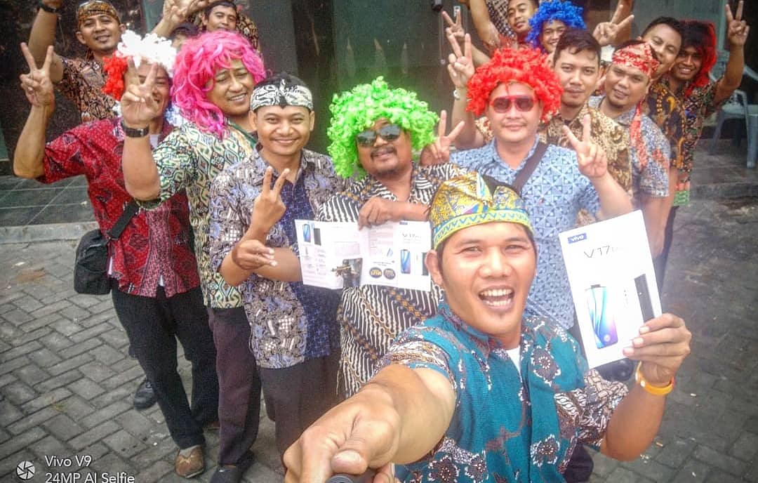 masbud80's tweet photo. Ini aku dan orang orang tersayangku  ikutan #17SelfieChallenge untuk menangin #VivoV17Pro yang punya 32MP Dual Pop-Up Selfie Camera @vivo_indonesia https://t.co/YowLsKeSB7