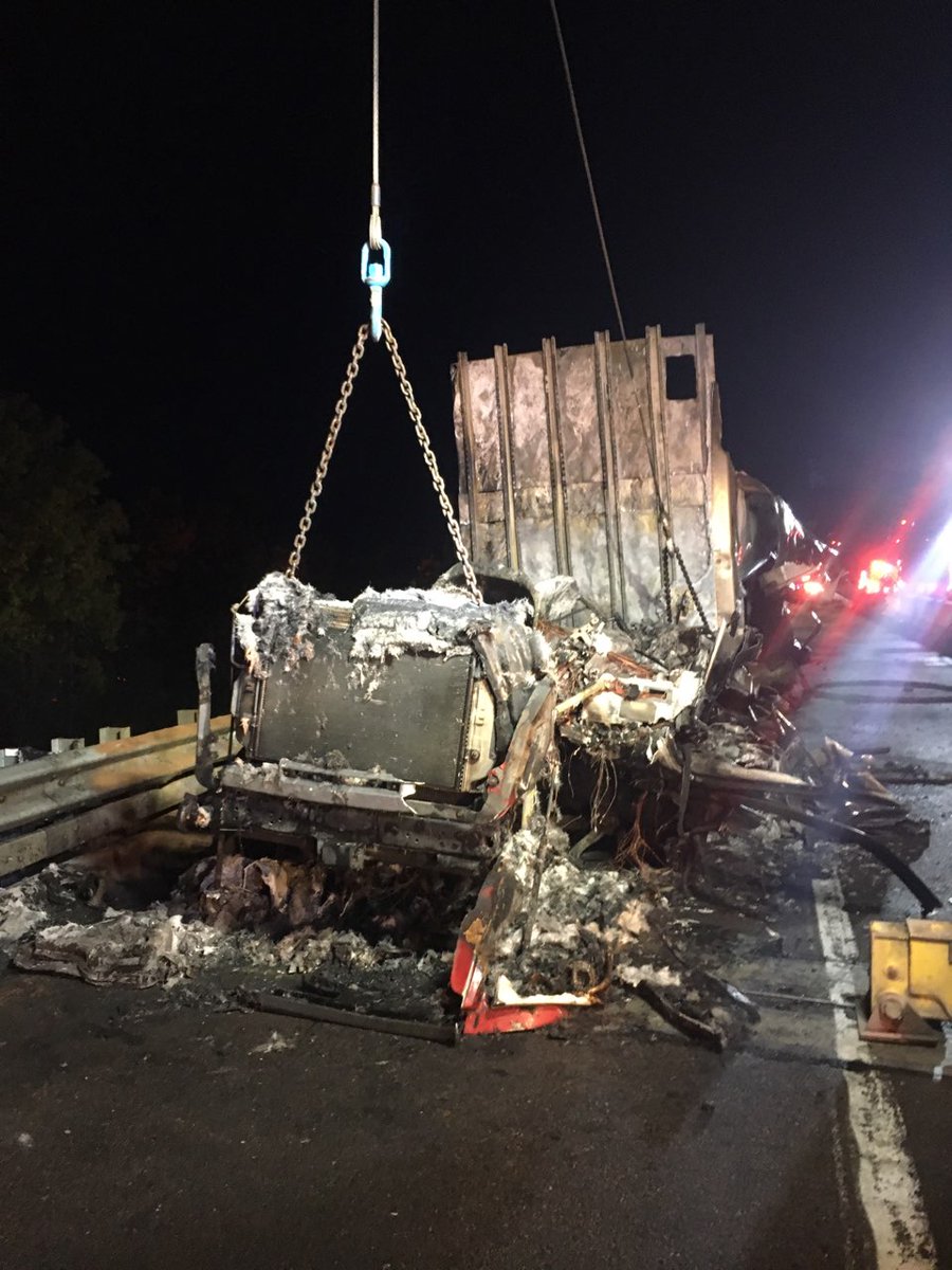 OPP_ER's tweet photo. UPDATE: #Hwy401 EB remains closed on east side #ygk. Traffic being rerouted to #EDR @ Montreal St. Please use the designated EDR. Heavy tow on scene. Large fuel spill. Fortunately NO injuries. ^bd https://t.co/p2zQJcSCyw