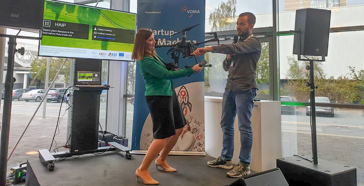 VDMAonline's tweet image. Die #Landwirtschaft treibt die Themen #5G und Connected Mobile Machines: Wie Landwirtschaft 4.0 heute schon aussieht, verraten die Startups #HAIPSolutions @dropnostix, @sinfosy @exatrek bei den #Startup Pitches auf der #5GCMM Expo 🚀Ein würdiger Abschluss! #StartupMachine
