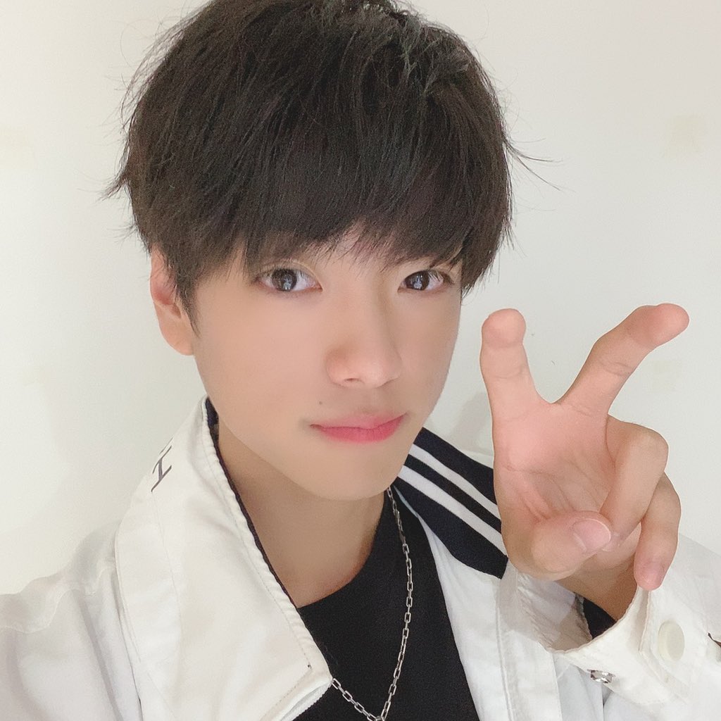 こんばんは✨ 明日20時から… 公式インスタグラムにて… a-genic PROJECT