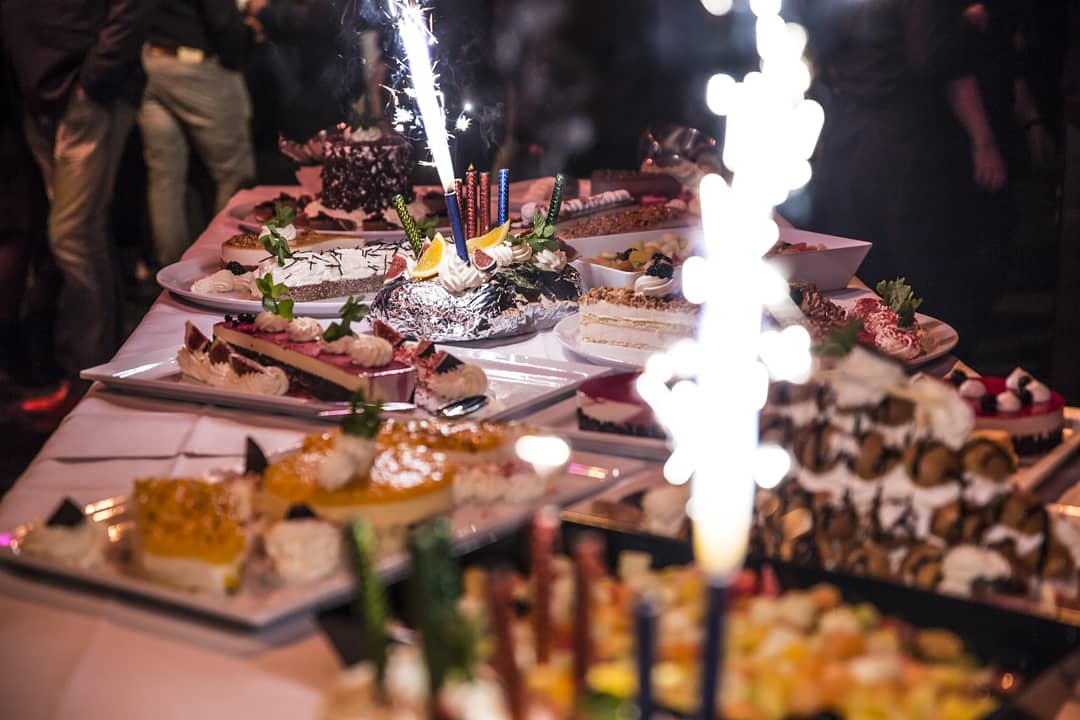 Met grote trots kijken wij terug op de finale van vorige week. Er hing een feestelijke stemming en onder het genot van diverse culinaire hapjes waren alle gasten druk met elkaar aan het netwerken. Alhier enkele sfeerfoto's!