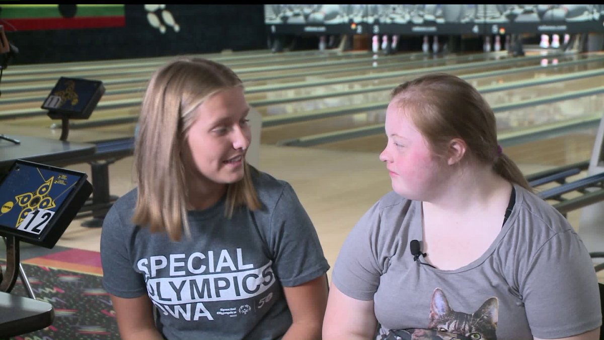 WHO13news's tweet image. Des Moines Roosevelt Unified Bowling Team First of Its Kind in District via.whotv.com/3qni2
