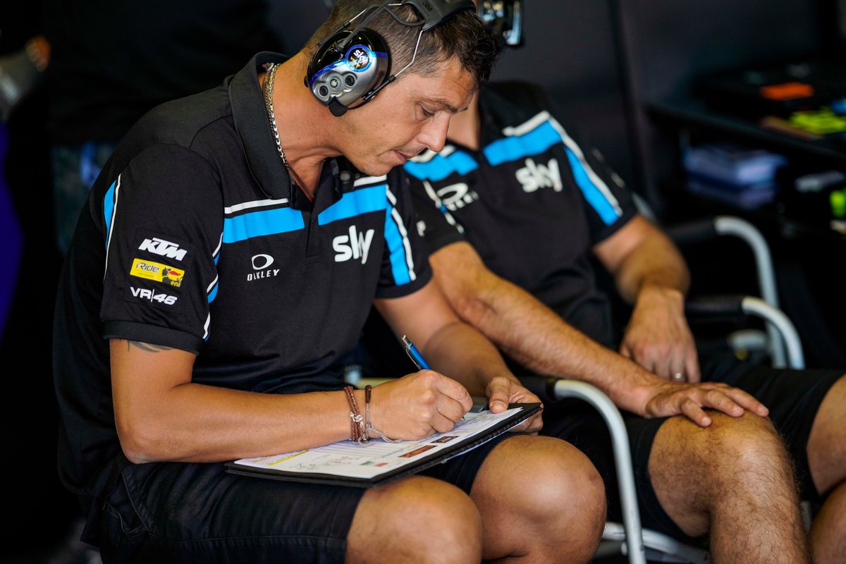 VR46RacingTeam's tweet photo. 🤝 Working together means winning together! 🥇
#TeamgarageThursday #Moto2 #SkyVR46 https://t.co/Yw4NOo80sk