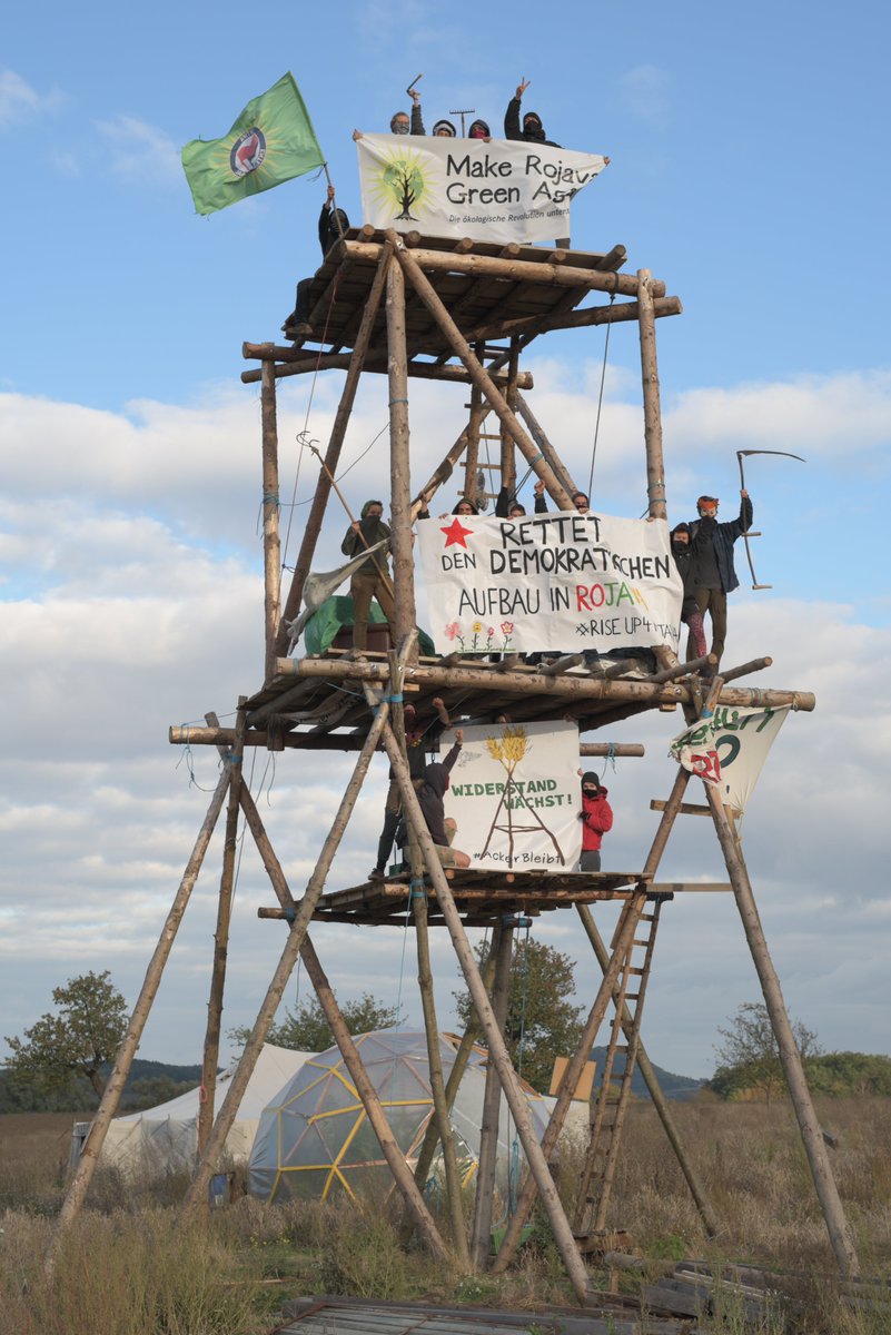 "STOP THE WAR IN NORTHERN SYRIA!

Solidarität mit der ökologisch-demokratischen Gesellschaft in #Rojava! 
Stoppt die türkische Invasion und jede Unterstützung ihrer Verbrechen!
Wiederstand heißt Leben." 
#GreenRojava #Riseup4Rojava 

- Menschen von #ackerbleibt
