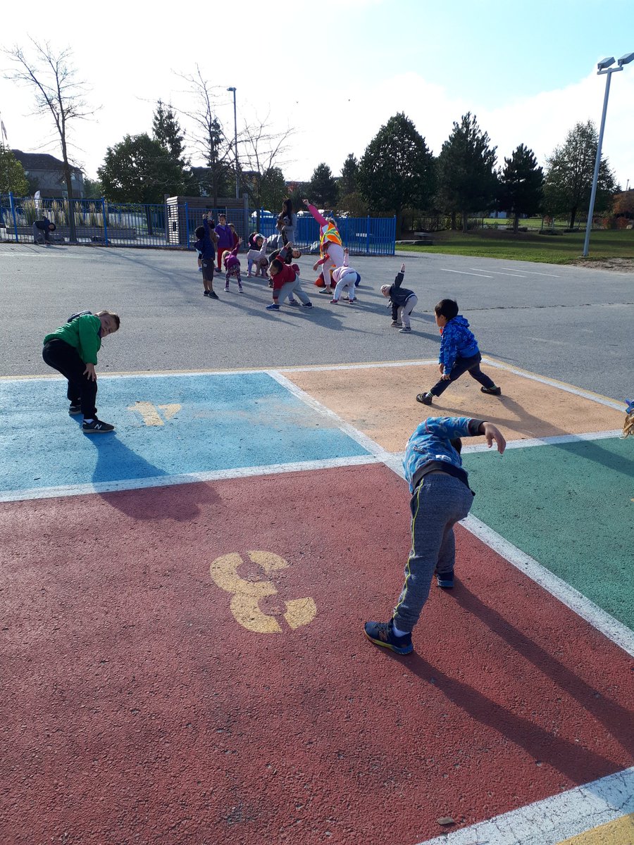 thenewMrsGordon's tweet image. Soaking up some sun for phys ed today! We're blessed to have an AWESOME outdoor space! #Kindergarten #exerciseoutside #fab15