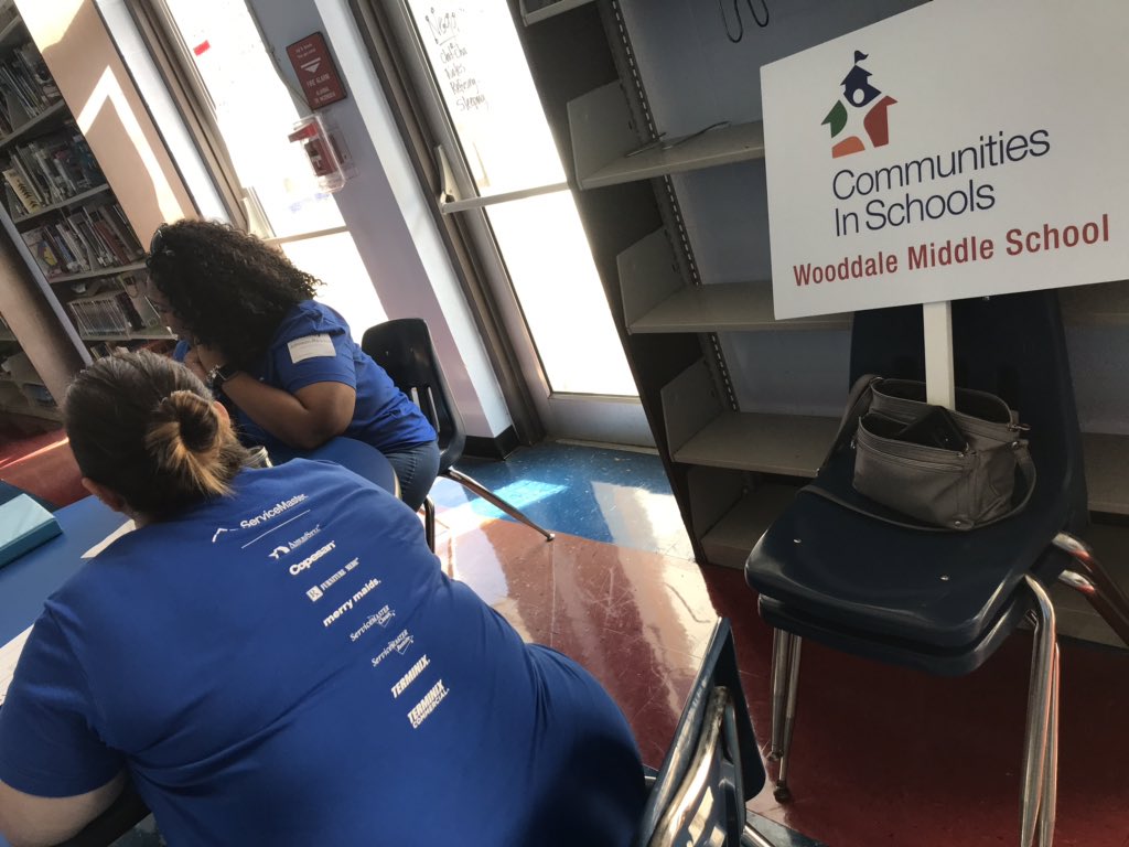 LindaMBaxter's tweet photo. Giving back with @servicemaster @wooddallmiddleschool #stressrelief #mentalhealthawareness #ServiceMasterCares
#WeCareDay2019
#iworkforservicemaster https://t.co/ZSvPzbuxaN