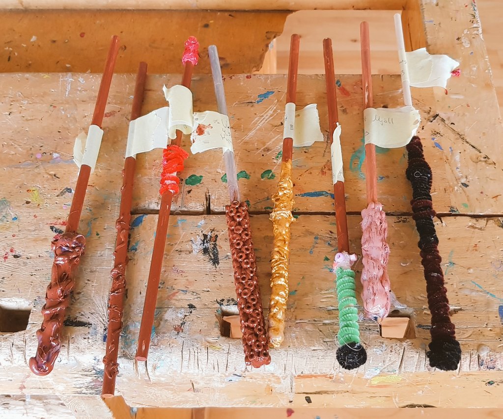 Nemendur að búa til töfrasprota fyrir Harry Potter þema #menntaspjall #smidastofan #GRVeyjar #HarryPotter