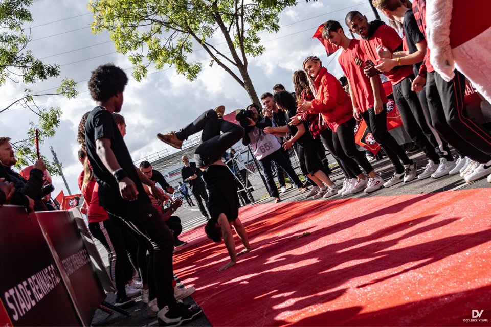staderennais's tweet photo. [ANIMATIONS] 

🏟 Ils étaient 45 danseurs(euses) de #RoazoneCrew à performer avant #SRFCSDR dimanche dernier.  

🗣 Rencontre avec le fondateur de l'association, Angelo Razafindrazoary, danseur, professeur, chorégraphe et jury. 👉 https://t.co/K2AU5v5Ibb
---
#ToutDonner 💪🔴⚫ https://t.co/IDKnwlYafP