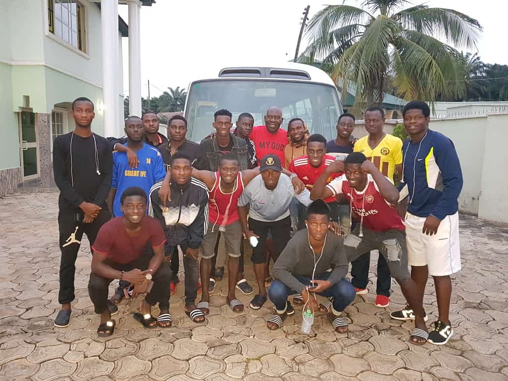 OAUGiants's tweet photo. As we were headed out of Markurdi, this time last year after our 2nd leg match vs @UAMTillers in #HiFL2018
Can you name 10 players in that team?
Picture Taken: 18:Oct:18
Picture Credits: @thedavidadesina
#ThrowbackThursday #HiFL2019 #OAUGiants #UAMvsOAU https://t.co/4lSiAbbORR