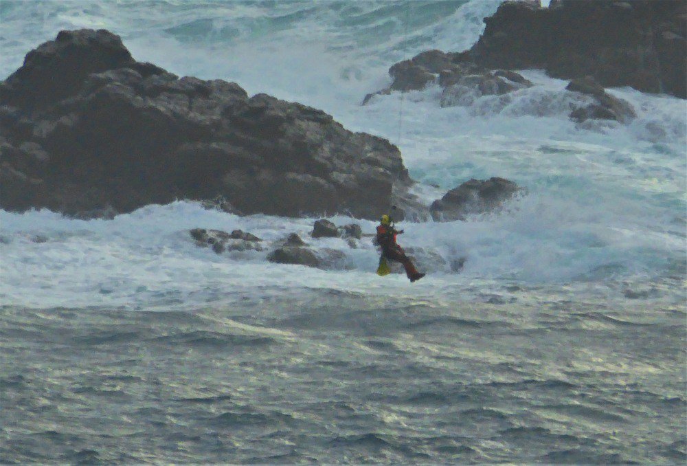 Portheras's tweet photo. Blustery day for @MCA_media helicopter training exercise below @geevormuseum #RatherHimThanMe #LoveYourRescueServices ! @WestCornwallSAR @penleelifeboat @swcoastpath https://t.co/LLgmOSHU7E