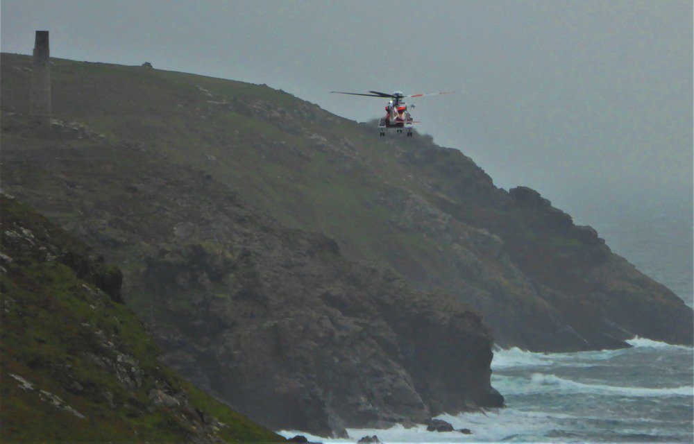 Portheras's tweet photo. Blustery day for @MCA_media helicopter training exercise below @geevormuseum #RatherHimThanMe #LoveYourRescueServices ! @WestCornwallSAR @penleelifeboat @swcoastpath https://t.co/LLgmOSHU7E