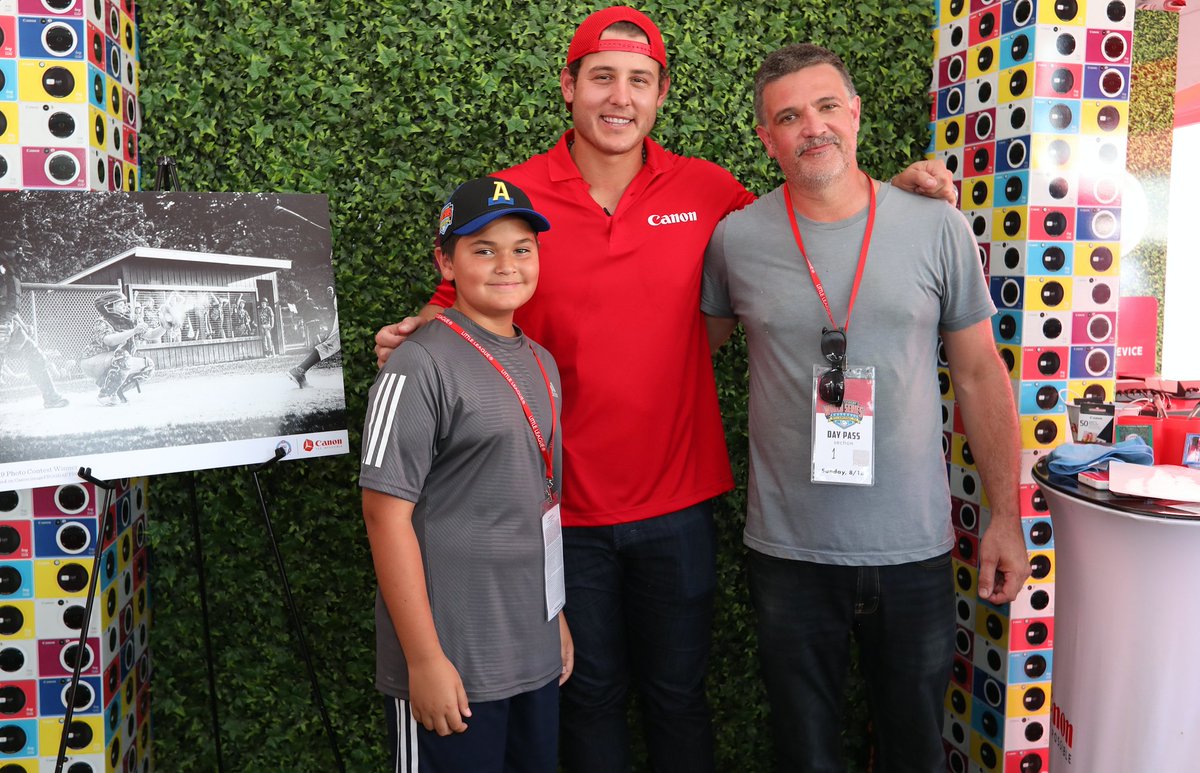 #TBT Had an amazing time with @CanonUSAImaging at the #LLWS meeting tons of fans and the winners of the Canon @LittleLeague Photo Contest. Always great to see the different talents you all have! #ad