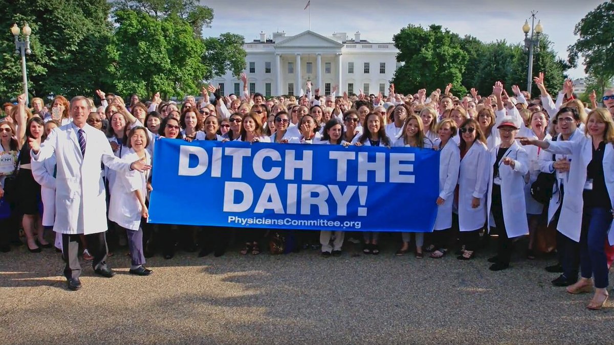 12,000 doctors in the US just urged the FDA to put cancer warnings on cheese because 'dairy cheese contains reproductive hormones that may increase breast cancer mortality risk': ow.ly/tFjE50wGzU2 #healthyliving #cancer #dairy #cheese