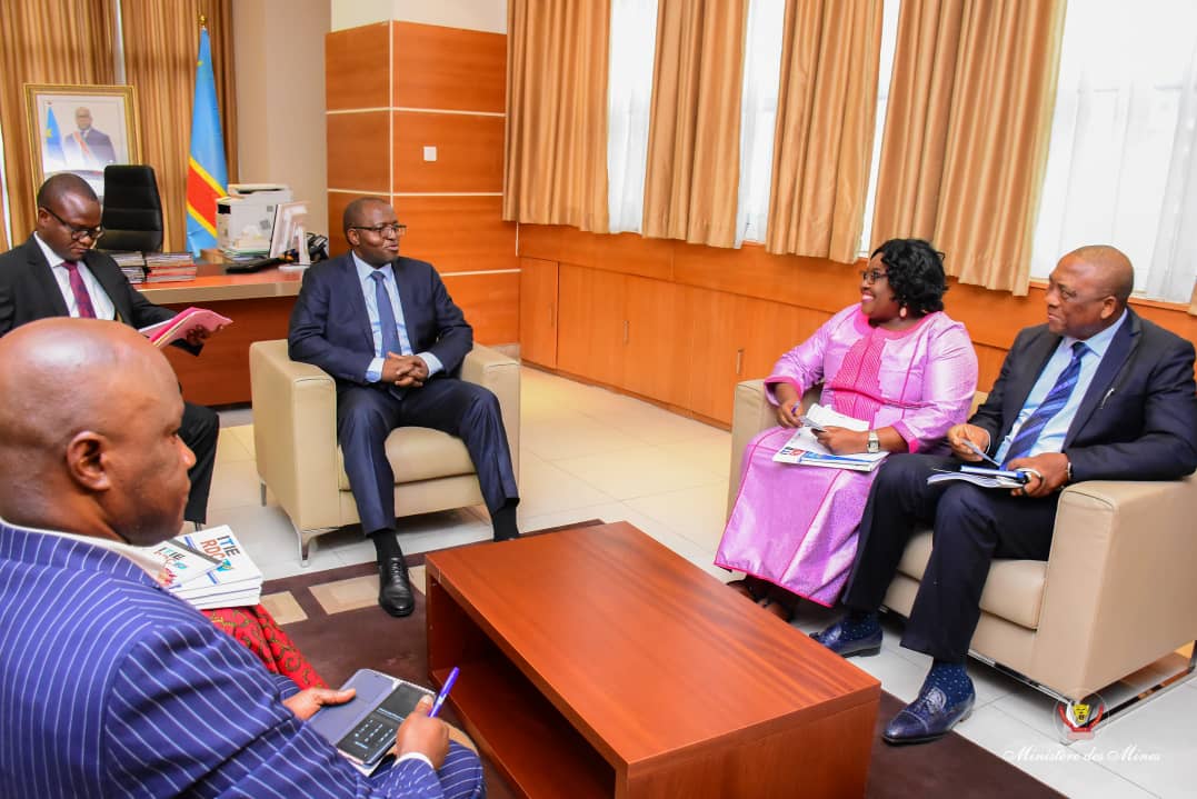 Marie-Thérèse Holenn reçue par le Ministre des Mines
Peu après la réunion inter-ministérielle, le Ministre des Mines, Willy Kitobo Samsoni a échangé avc une délégation de l'Initiative pour la Transparence des Industries Extractives conduite par sa Coordonnatrice Nationale ai.