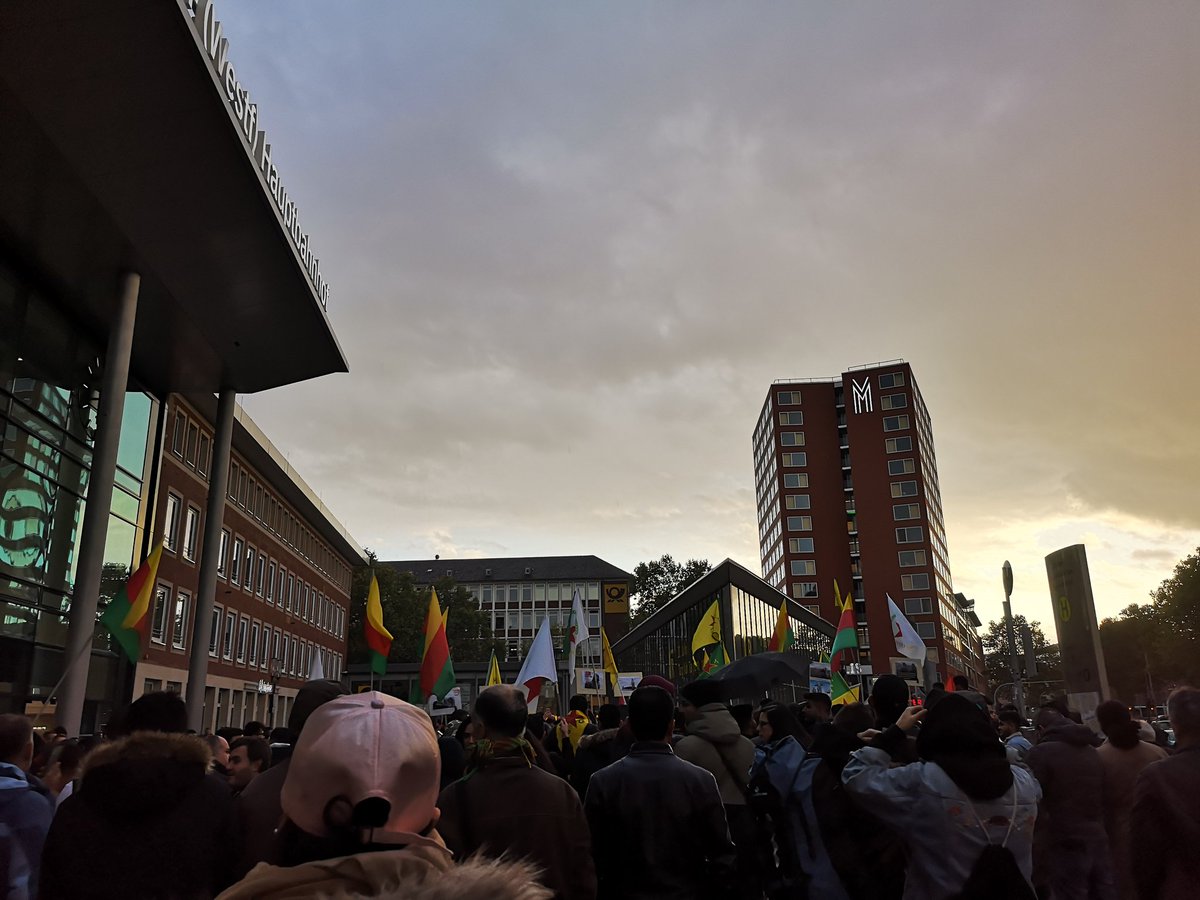 NoLimitOAT's tweet image. Die auftaktkundgebung hat begonnen, kommt zum Hbf.
#defendrojava #fight4rojava #riseup4rojava