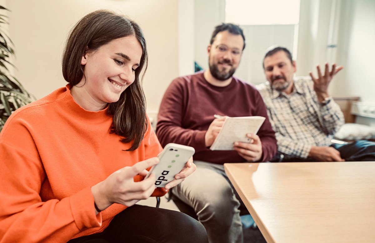 Für die JournalistInnen der <a href="/dpa/">dpa</a> gibts bald eine neue Reporter-App und ich durfte heute einen Prototyp testen! Sehr nices Teil und tolles Entwicklungsteam mit <a href="/felix_fri/">Felix Liljegren</a> und <a href="/kliklamala/">Marco Ladermann</a>! 👌<a href="/dpa_unternehmen/">dpa_unternehmen</a> <a href="/dpa_produkte/">dpa digital products</a> <a href="/dpa_Akademie/">dpa-Akademie</a> Foto: Axel Heimken #dpavolo