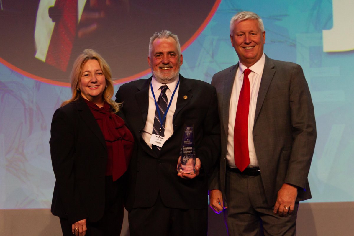 NATCACFS's tweet image. ICYMI NATCA’s Director Safety &amp;amp; Technology Jim Ullmann was awarded Raytheon’s Controller of the Year award for 2019 at #NATCACFS2019. Great job, Jim! finance.yahoo.com/news/raytheon-…