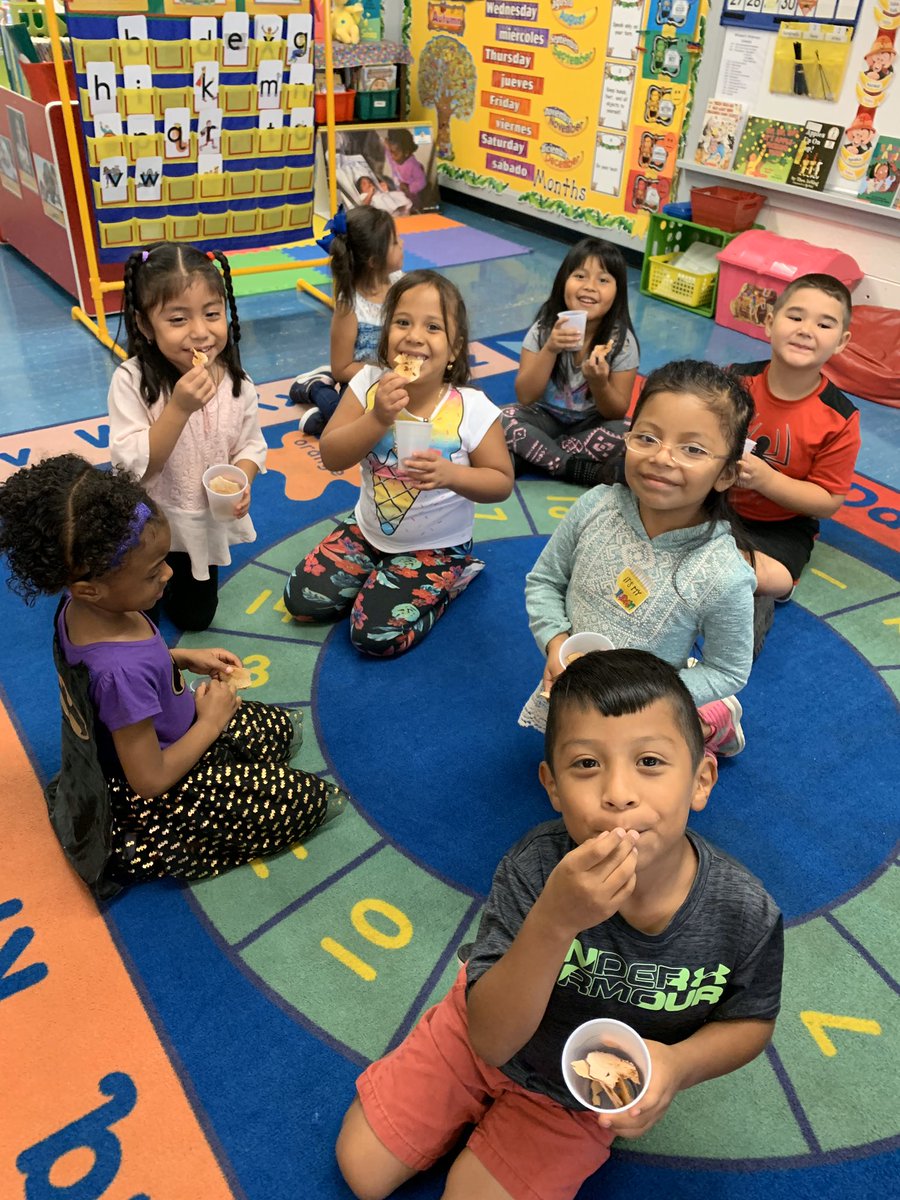 fhes_huskies's tweet photo. Discovery kitchen came to FHES kindergarten today and made homemade apple chips! Yummy! #IgniteLearningBCPS https://t.co/MKfWMK8Nak