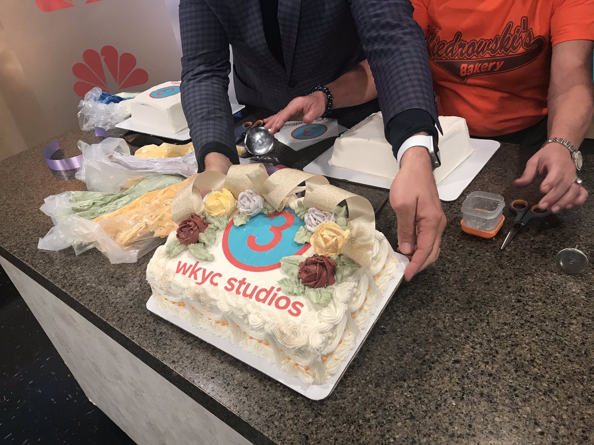 Coming up: cake decorating for #NationalCakeDecoratingDay vote on whether <a href="/JaycrawfordCLE/">Jay Crawford</a> <a href="/holliesmiles/">Hollie Strano</a> do it best with <a href="/Kiedrobakery/">Kiedrowski Bakery</a> at WKYC.com/votenow