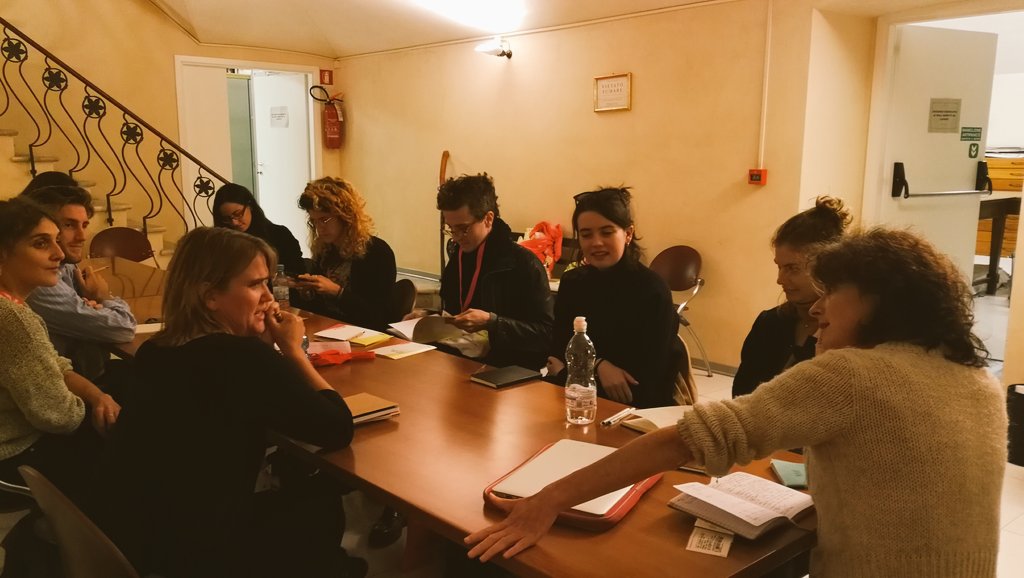 springbackmag's tweet image. Springback family reunited! #OonaghDuckworth welcoming the dance writers to the #SpringbackAssembly: four days to dive into the poetics of dance.