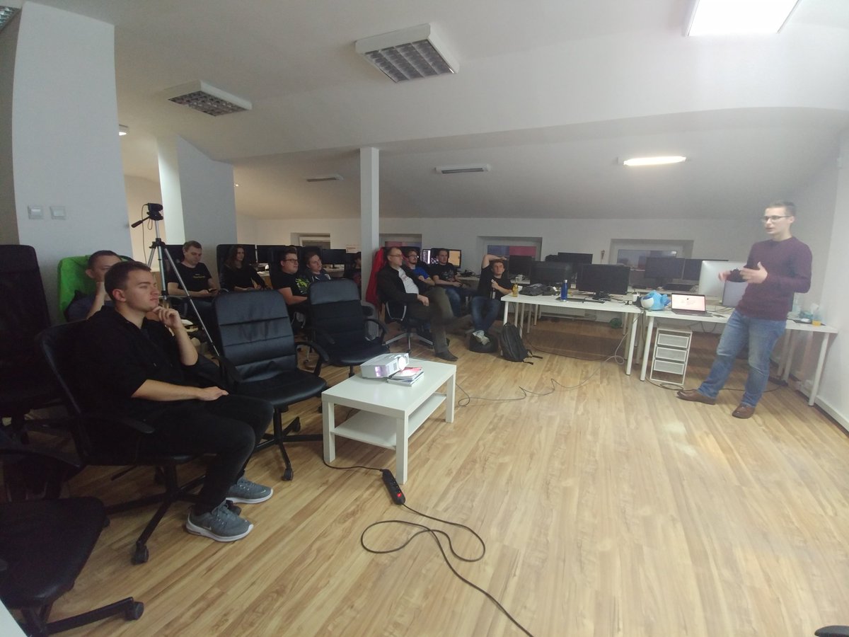 FlutterLodz's tweet photo. @OrestesGaolin is now explaining why it's wise to choose #Flutter for our next mobile apps in @FiveDotTwelve office 💪💪💪 https://t.co/iUhKmN4LyS