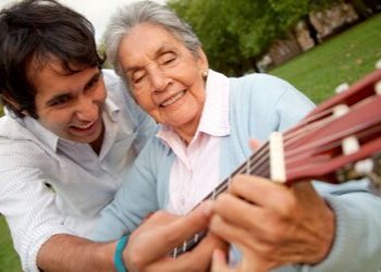 Ken jij iemand die zich vrijwillig inzet voor onze stad, en vind jij dat dit een prijs verdient? Ga naar denhaagdoet.nl en nomineer jouw vrijwilliger. Ik ben super trots op al die mensen die zich belangeloos inzetten voor Den Haag. Jij ook? Nomineer nu! #samenvoordestad