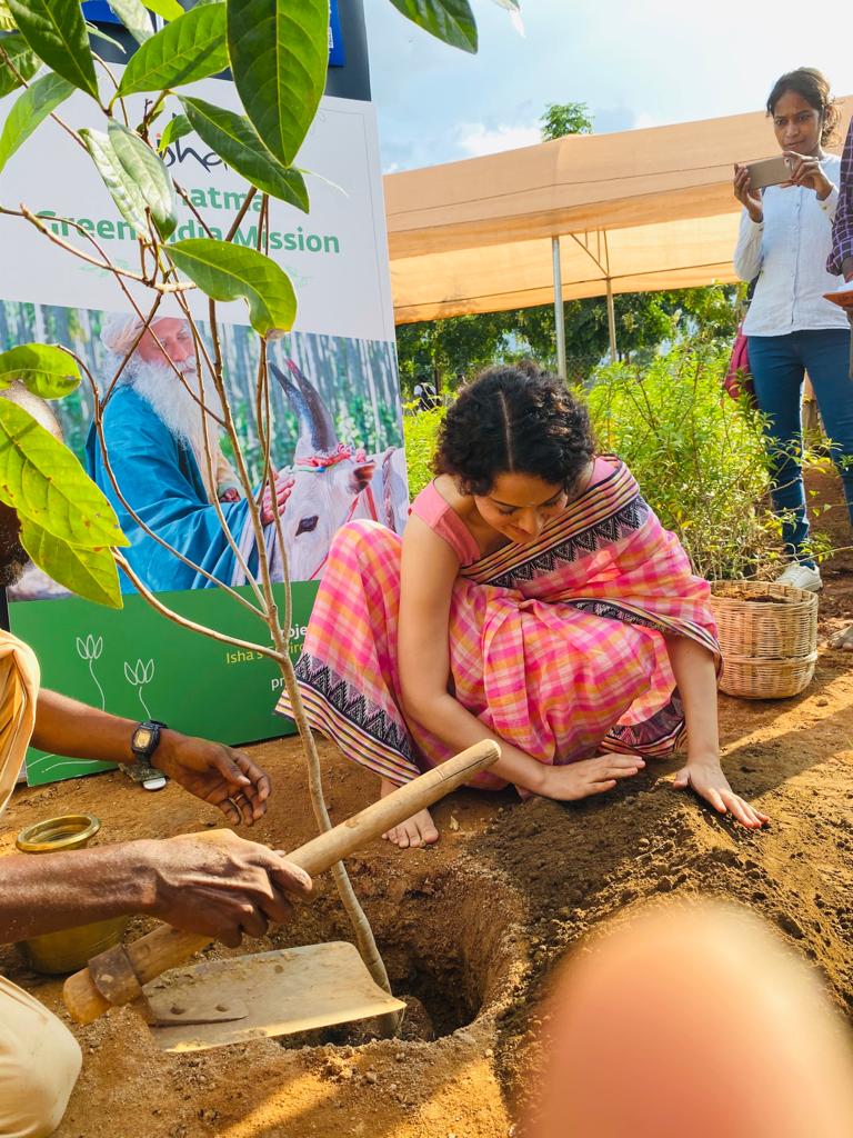 KanganaTeam's tweet photo. The queen who walks the talk!
#KanganaRanaut steps in to do her bit for Green India Mission. She planted seeds and even helped prepare saplings which will be sent to farmers. 

#CauveryCalling @ishafoundation @SadhguruJV https://t.co/RIW1XwNAXb