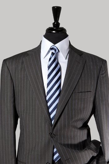 Hello men, pinstriped suits always look best with plain white shirts.
There are other options out there, but none are as timeless and sublime as the plain white shirt on a dark gray or navy suit.
#RecoveryInTheDeep Babu Linus Maziwa khaligraph jones #MoiDay