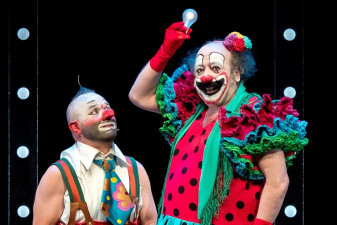 No es #flamenco💃 ni es #circo🎪 ¿Qué es chufla? Es #música🎶,es #teatro 🎭,es #clown🤡
Un espectáculo que no te puedes perder, con cante 🗣️y baile 🕺de Tomasito, Manuel Tallafé, Fernando Soto y Oriolo. Una sátira creada y dirigida por Alfredo Tobía
<a href="/chuflaquechufla/">Chufla • El Espectáculo</a> 
<a href="/Bataclanie/">Bataclán Ideas y Espectáculos</a>