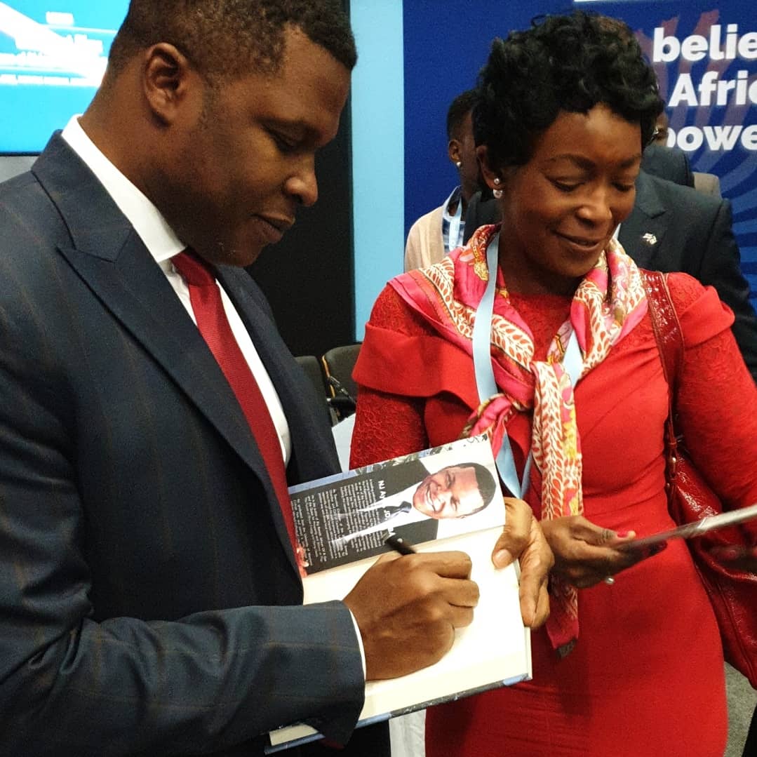 BillionsAtPlay's tweet photo. #SoftLaunch = Success🎊
The delegates attending #AOP2019🇿🇦 were queing to buy a copy of @billionsatplay and have it signed by @nj_ayuk✍

#AfricanEnergy #DoingDeals #BillionsAtPlay #showusyourbillions https://t.co/lLmobYv5CX
