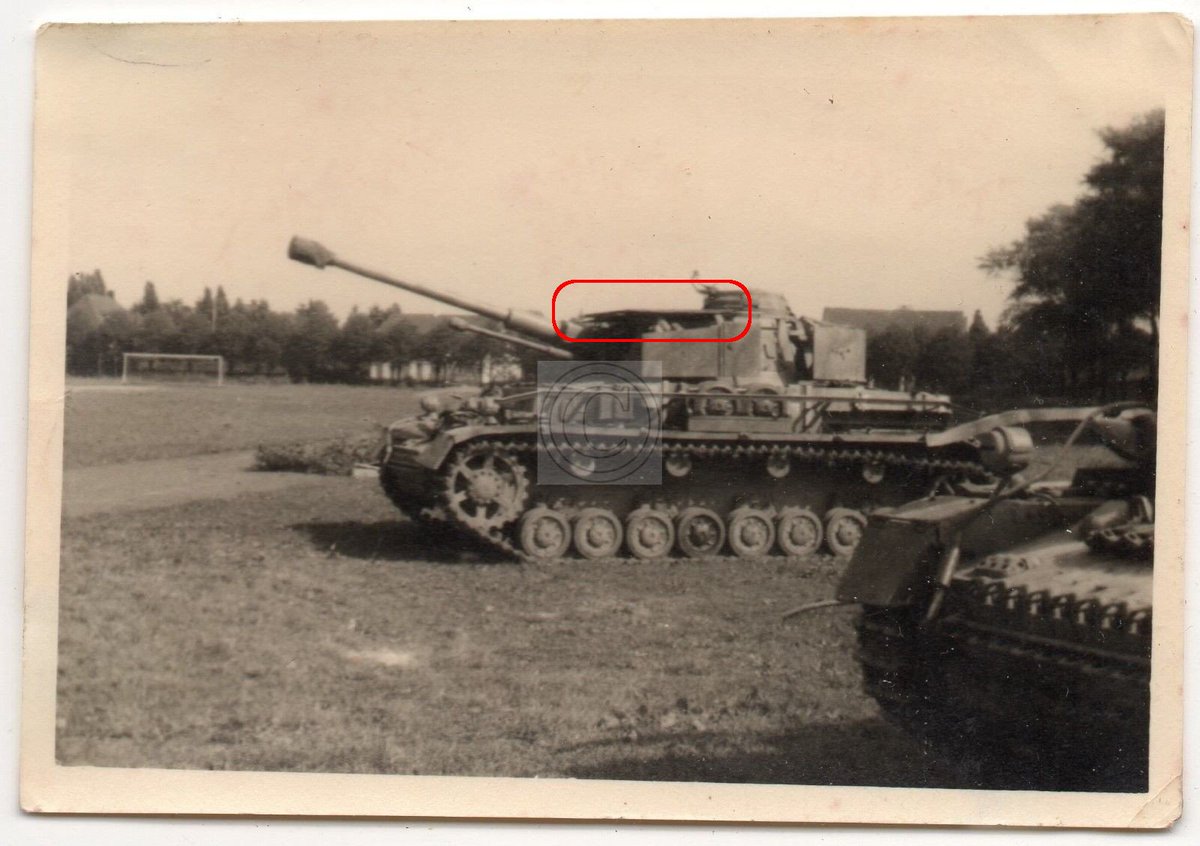 tk4m23's tweet photo. 非戦闘時の移動の際に砲塔上にシュルツェンを積んでいる4号戦車の写真
Serie !のシュルツェンは穴が空いた板だから積み重ね易いのもあるんじゃないかと思う
雑具箱やシュルツェンが邪魔をする機関室上面よりも、砲塔上面の方が広くて丁度シュルツェン架に縛り付け易いのかもしれない https://t.co/EZnn7OSUek
