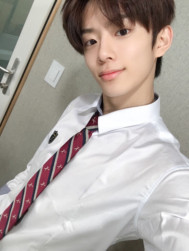 by_verivery's tweet photo. [#강민]

교복 셀카도 올림~~💙

#VERIVERY #베리베리 #강민이 #사진도💙 https://t.co/x5rvN5GTyW