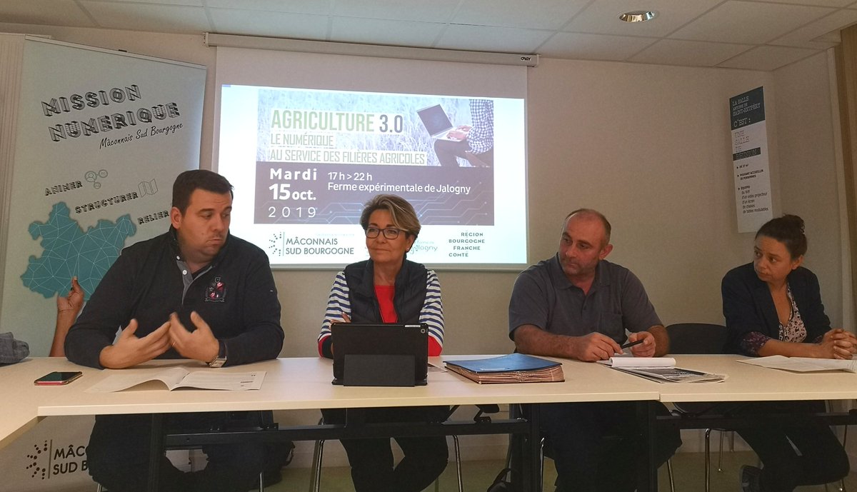 PaysSud's tweet photo. Présentation à la presse du séminaire Agriculture 3.0 : le numérique au service des filières agricoles ac David Barthe, Dir. de la Ch. d'agriculture 71, Christine Robin psdte du @PaysSud, Luc Jeannin, élu à la Ch. d'agri. et Aurele Cordier, Mme numérique du @PaysSud
RDV le 15 oct https://t.co/IG5D8AYzMk