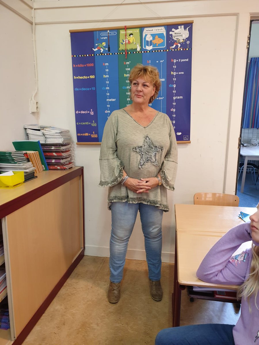Monique <a href="/LOSSchiedam/">Lokaal Onafhankelijk Schiedam</a> leest voor en laat korte filmpjes #7kinderglobalgoals zien aan groep 7/8 van de basisschool, en dan....de vragen beantwoorden, wat zijn kinderen toch eerlijk en puur, leuke ervaring #dagvandeduurzaamheid